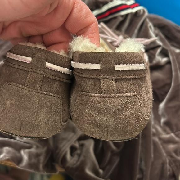 Practically brand new UGG slippers - Picture 4 of 7